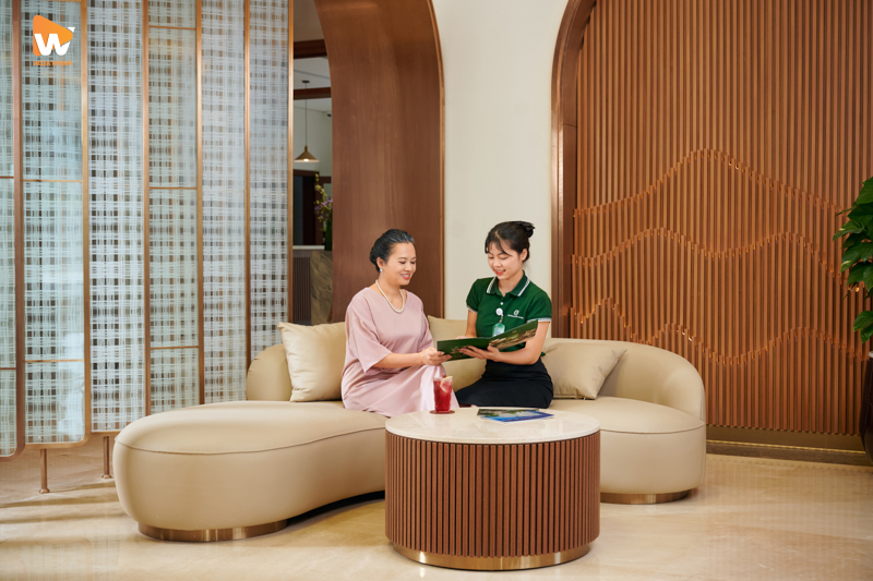 Lễ tân đang tư vấn dịch vụ cho khách hàng tại Phương Đông Asahi.