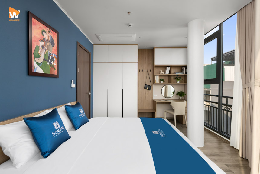 Nghệ thuật sắp đặt tinh giản (Minimalism) giúp mắt người xem không bị phân tâm, tập trung tối đa vào hình khối kiến trúc tổng thể.