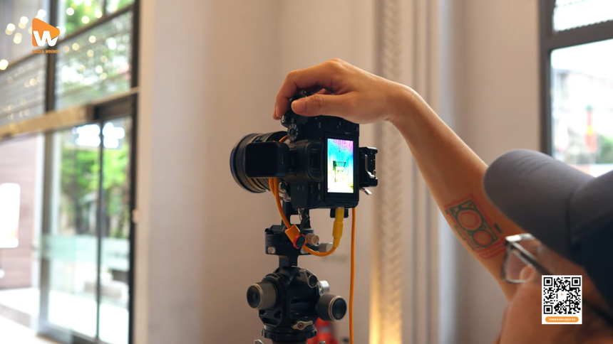 Ống kính Tilt-shift 24mm chuyên dụng là thiết bị bắt buộc để đảm bảo các đường phào chỉ và cột trụ luôn song song tuyệt đối với khung hình