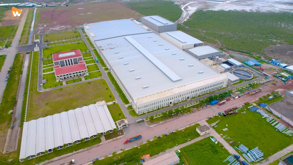 Toàn cảnh một nhà máy từ trên cao, thấy rõ các khu vực sản xuất, văn phòng, kho bãi