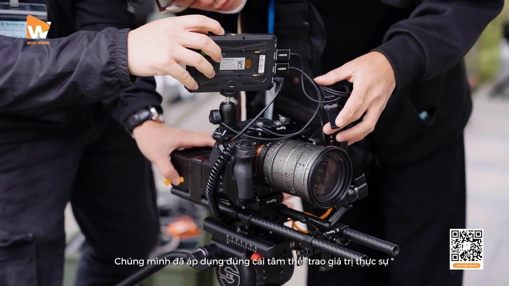 Đội ngũ chuyên gia của Media WinWin Setup thiết bị quay chuyên nghiệp trước buổi ghi hình