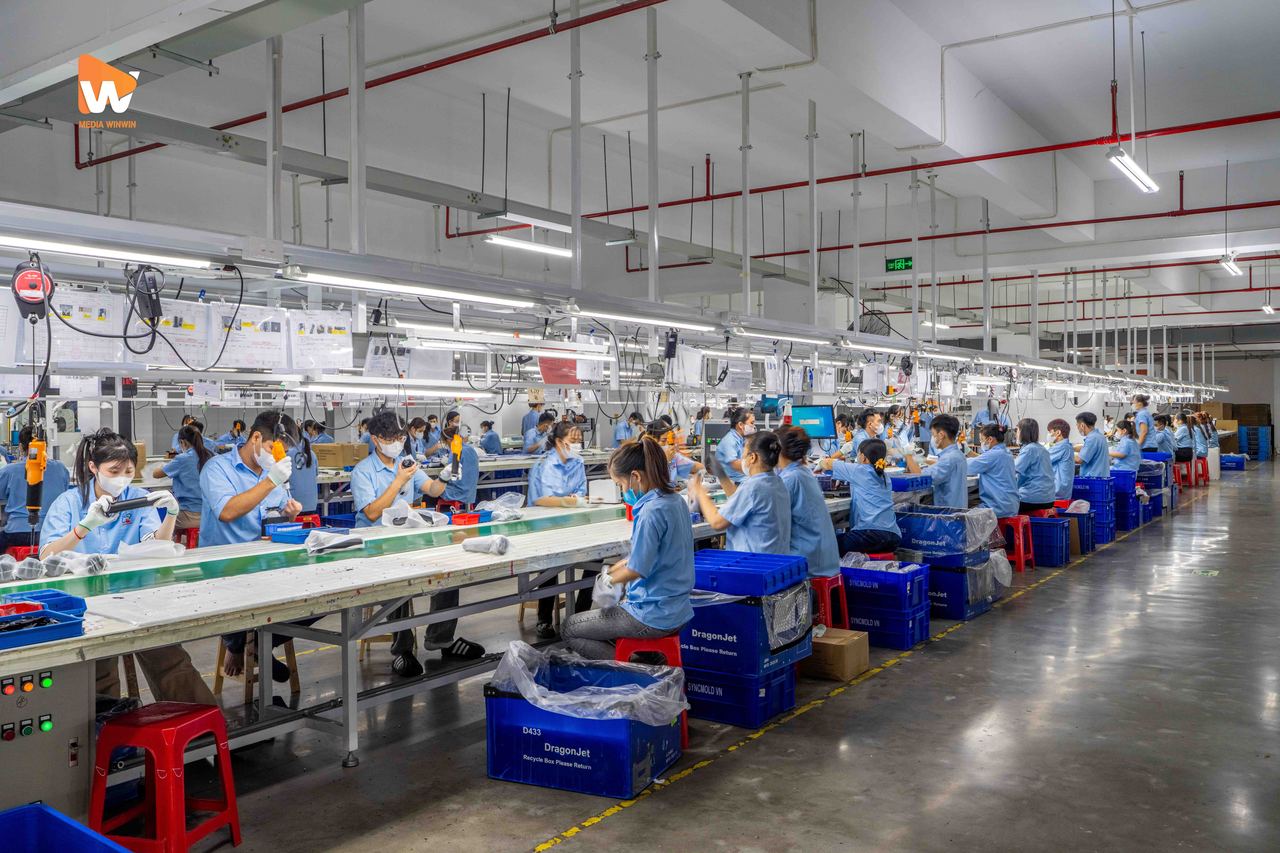 Công nhân làm việc trên chuyền lắp ráp linh kiện tại nhà máy Syncmold Việt Nam