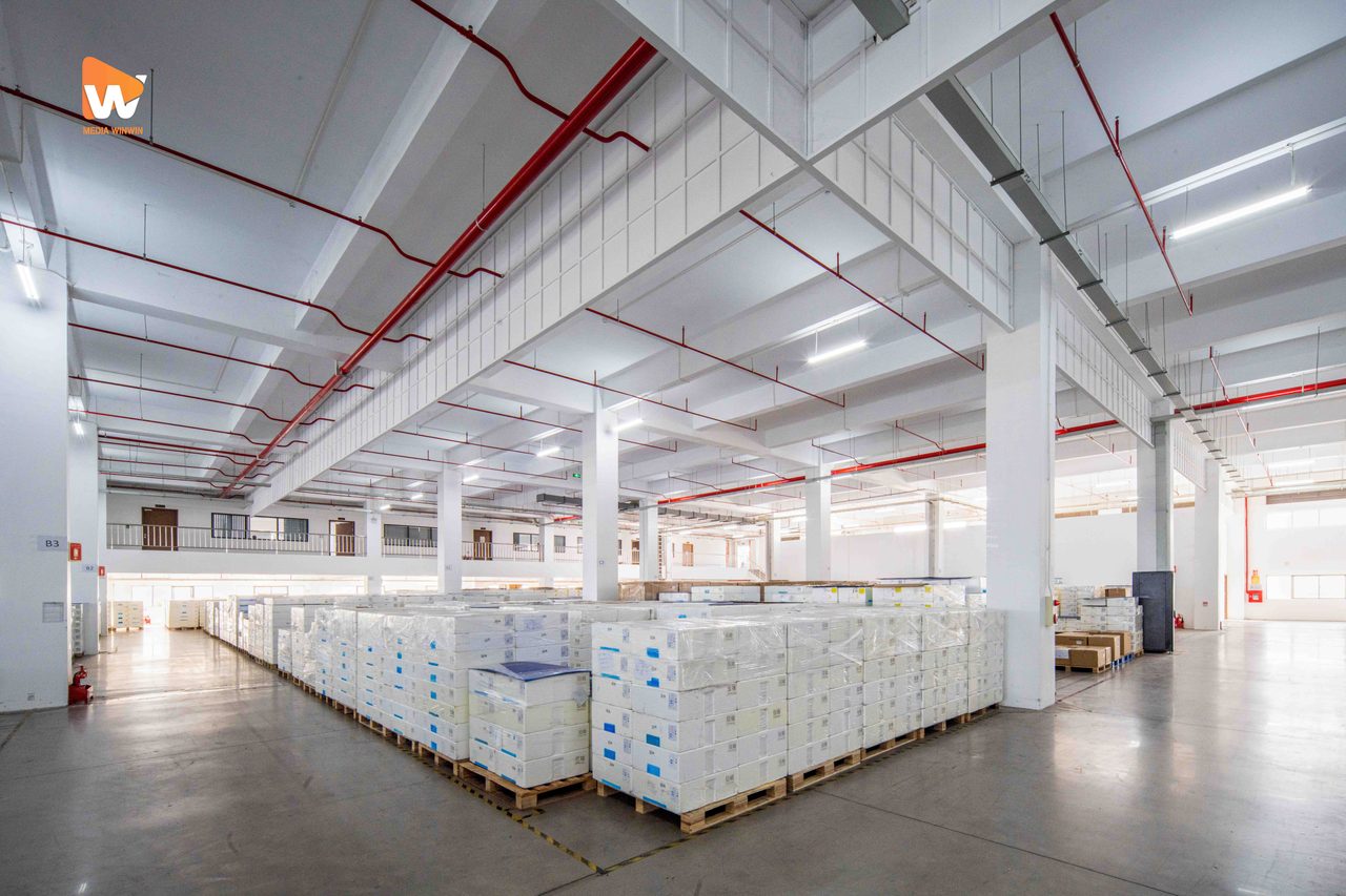 Kho thành phẩm xếp pallet chờ xuất hàng tại nhà máy Syncmold Việt Nam