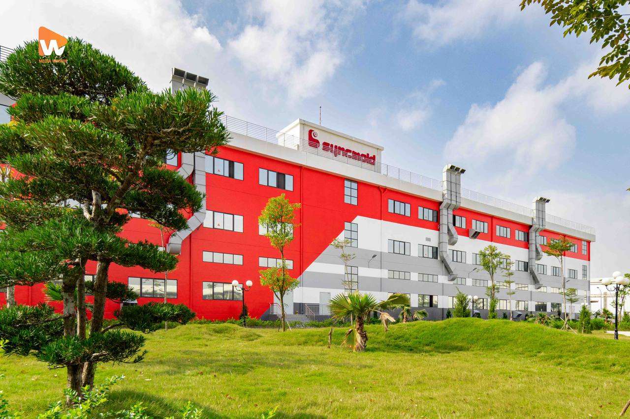 Khối nhà sản xuất nhìn từ khuôn viên bên trong nhà máy Syncmold Việt Nam
