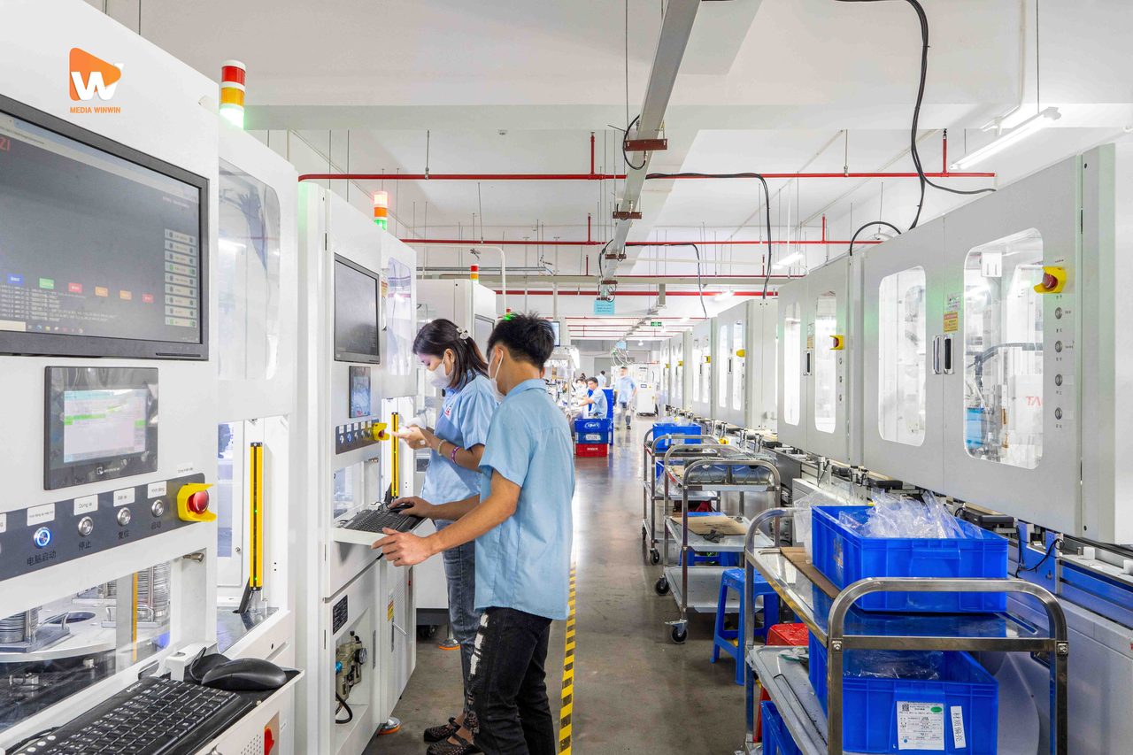 Kỹ thuật viên vận hành thiết bị tại khu sản xuất nhà máy Syncmold Việt Nam