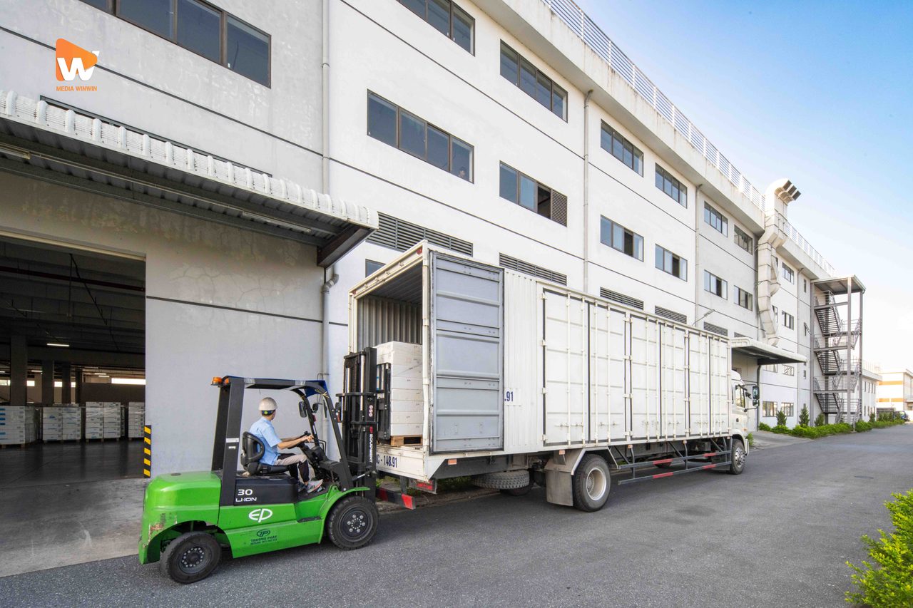 Xe nâng đưa thành phẩm lên container tại khu xuất hàng nhà máy Syncmold Việt Nam