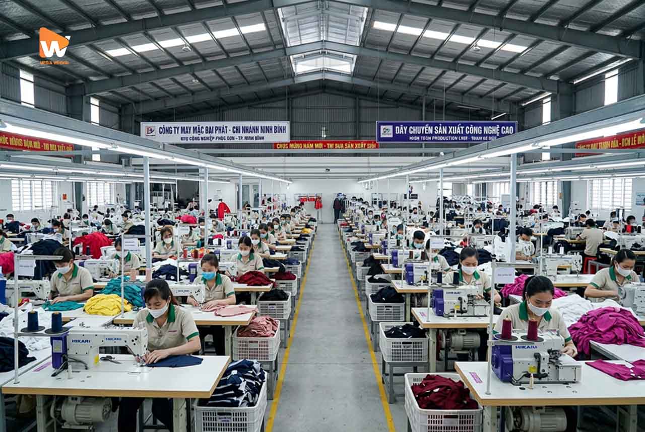 Dây chuyền sản xuất may công nghiệp tại một nhà máy sử dụng máy HIKARI, tỉnh Ninh Bình hoặc, chụp ảnh nhà máy ở tỉnh xa hà nội | Media WinWin