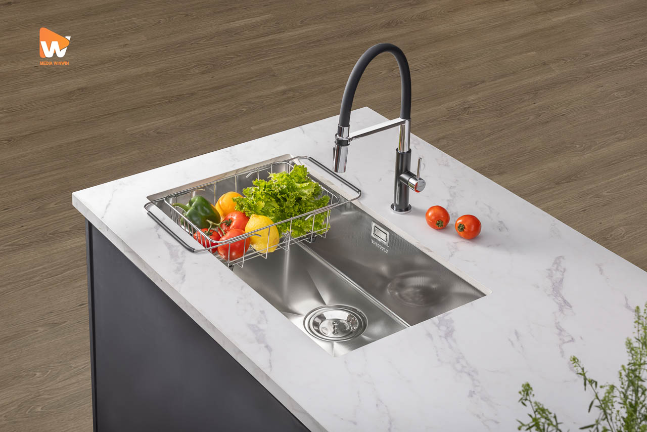 Sản phẩm chậu rửa inox EUROGOLD do Media WinWin chụp, bề mặt inox sạch không có vệt phản, chụp ảnh nhà xưởng | Media WinWin