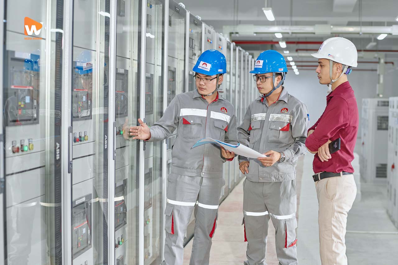 Đội ngũ kỹ sư làm việc tại công trường dự án Hợp Lực do Media WinWin chụp, chụp ảnh nhà máy khu công nghiệp | Media WinWin