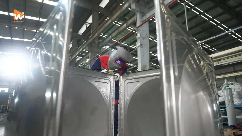 Chụp ảnh nhà máy sản xuất bồn inox Sơn Hà Bắc Ninh, thợ hàn thao tác trên thân bồn lắp ghép