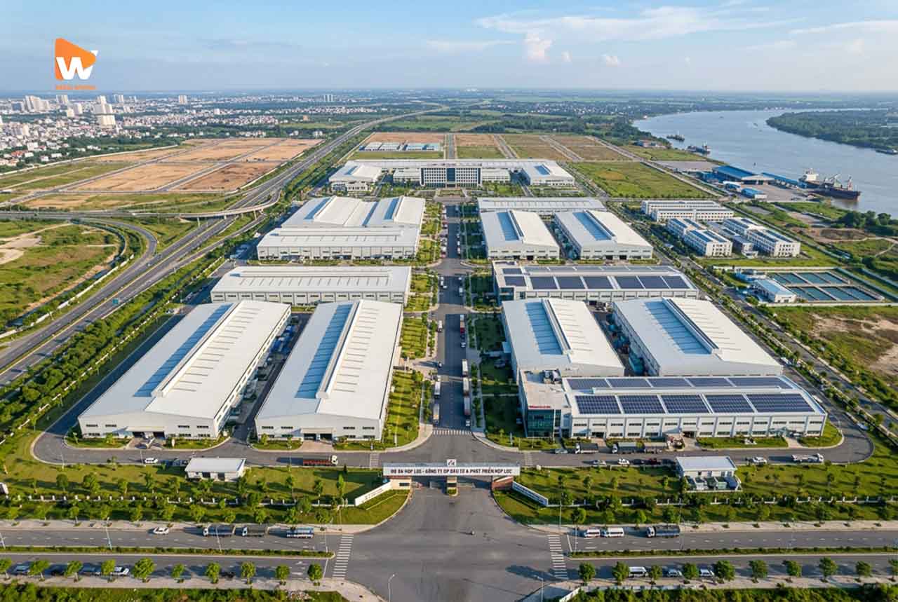Flycam toàn cảnh nhà máy dự án Hợp Lực, góc trên cao thể hiện quy mô nhà xưởng, góc chụp ảnh nhà máy | Media WinWin