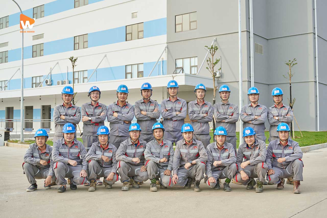 Chân dung đội ngũ nhân viên nhà máy chụp tại phân xưởng, góc chụp ảnh nhà máy | Media WinWin