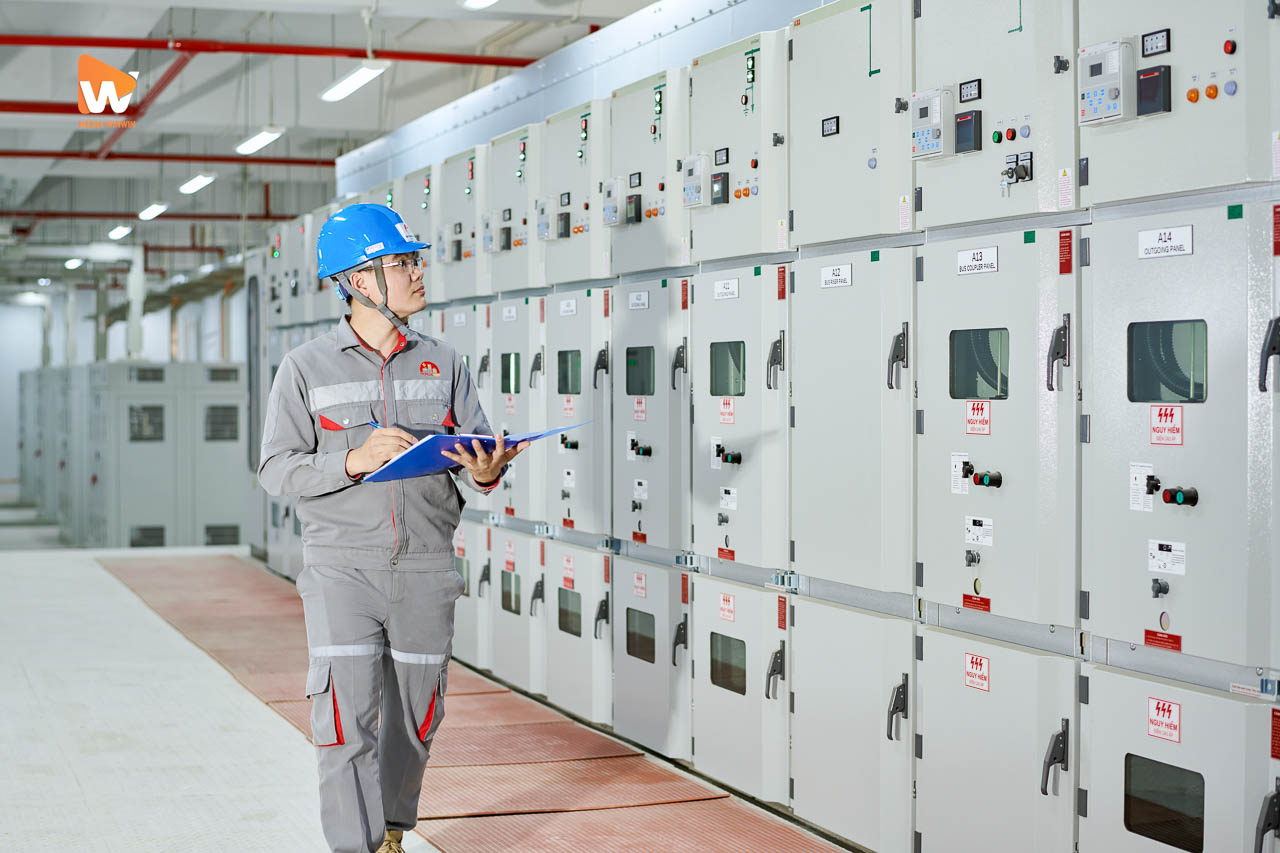 Đội ngũ kỹ sư tại công trường nhà máy do Công ty Xây dựng Hợp Lực thi công, đang làm việc tự, phong cách chụp ảnh nhà xưởng | Media WinWin