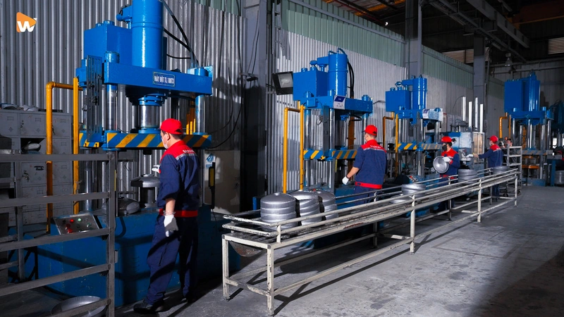 Dây chuyền sản xuất thiết bị kim loại tại nhà máy, hình ảnh dùng trong đàm phán đối tác