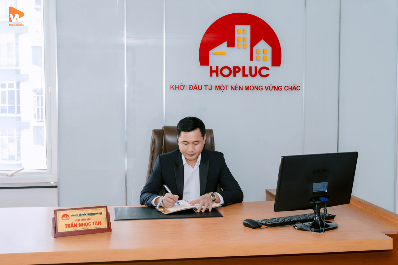 Ekip Media WinWin set-up đèn studio chụp chân dung lãnh đạo tại văn phòng khách hàng, chụp ảnh profile doanh nhân | Media WinWin