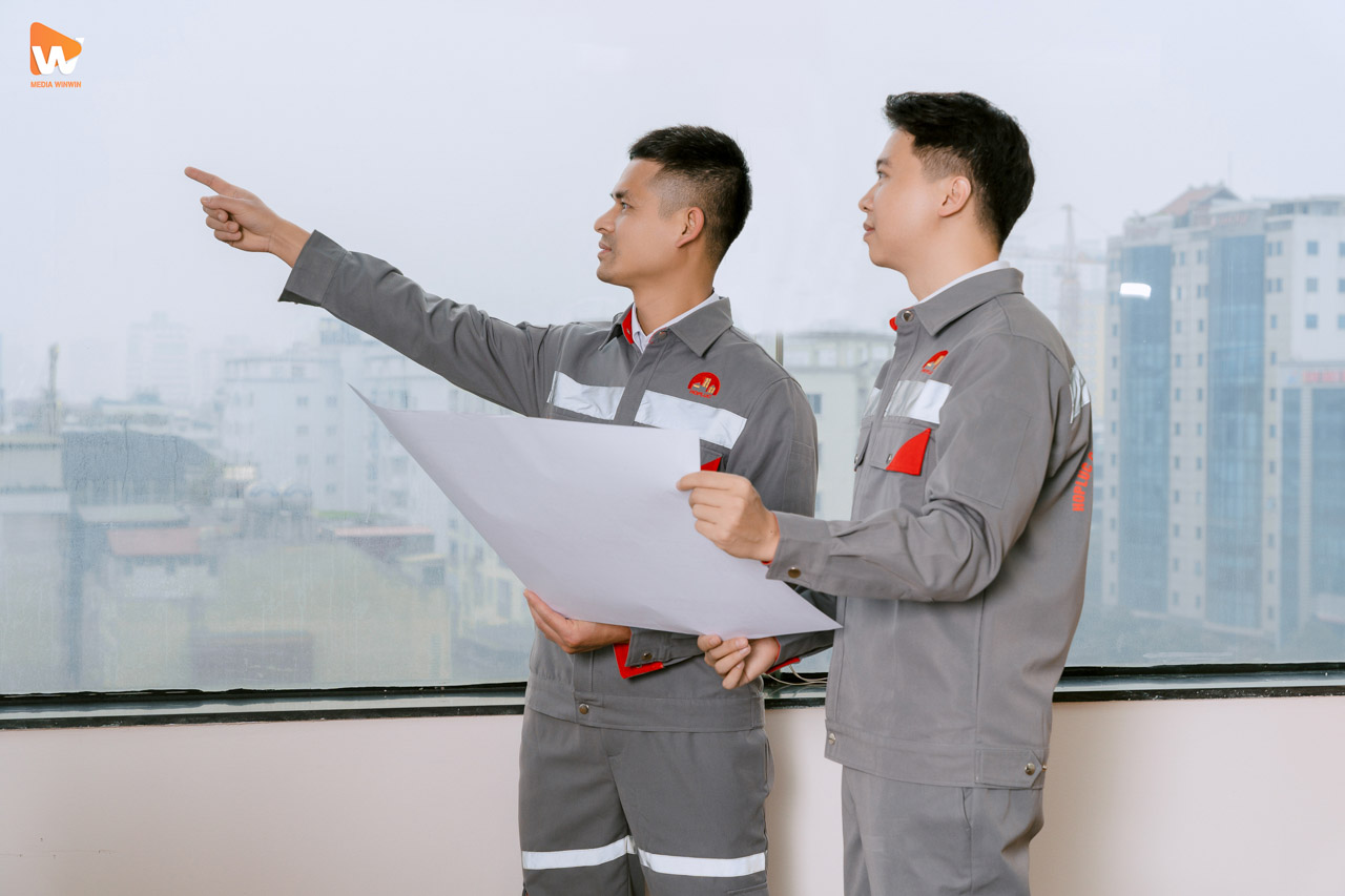 hình ảnh profile các kĩ sư đang trao đổi tại nhà máy