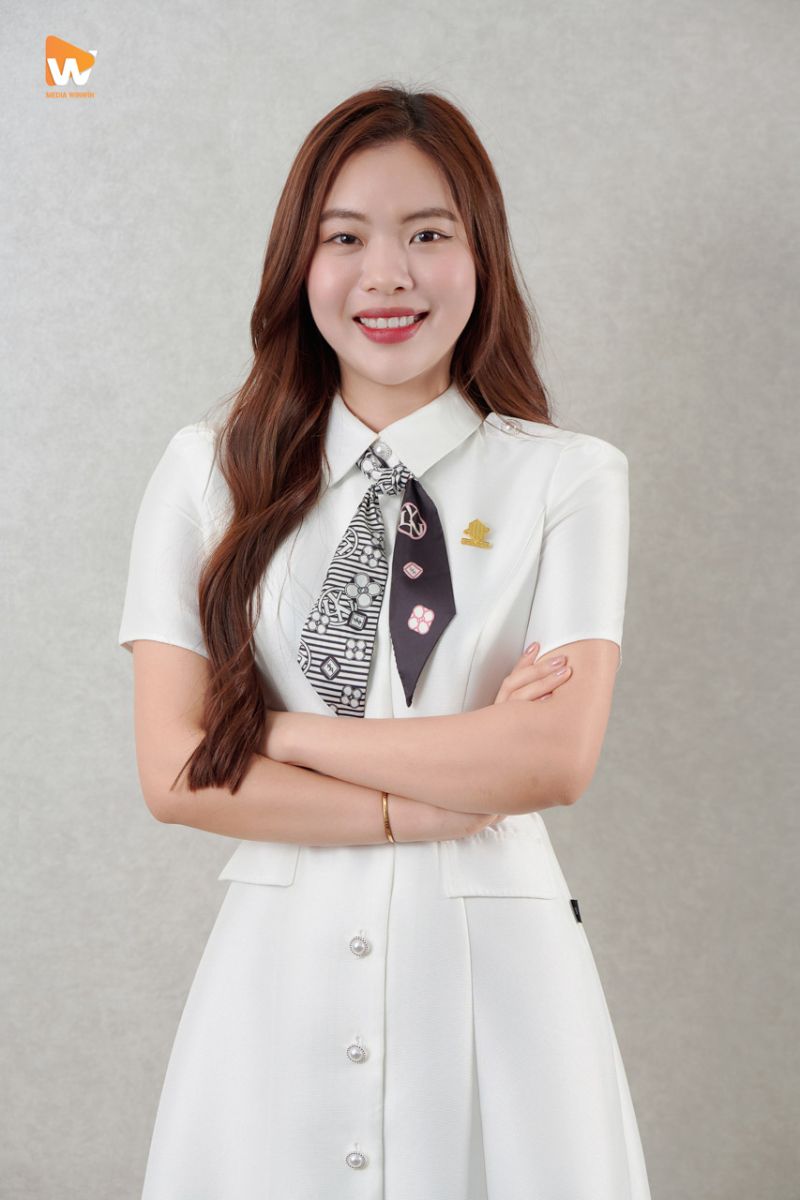 Chân dung CV cận mặt, biểu cảm cười nhẹ tự nhiên, mắt nhìn thẳng ống kính, ánh sáng studio đều, chụp ảnh CV chuyên nghiệp cần chuẩn bị gì | Media WinWin