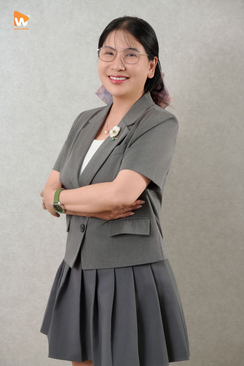 Chân dung CV thành phẩm của một nam và một nữ, nền studio đơn sắc xám nhạt, trang phục công, chụp ảnh CV chuyên nghiệp cần chuẩn bị gì | Media WinWin