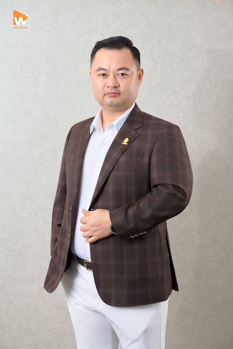 Chân dung doanh nhân nam tự tin chụp trong studio, ánh sáng chuyên nghiệp, làm ảnh hero đầu bài, chụp ảnh profile doanh nhân | Media WinWin