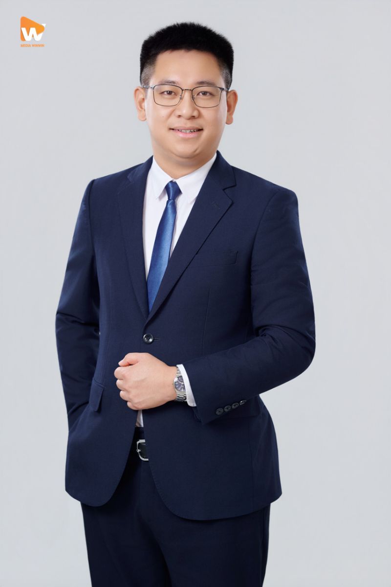 Ekip Media WinWin set-up đèn studio chụp chân dung cho khách, giá chụp ảnh profile cá nhân | Media WinWin