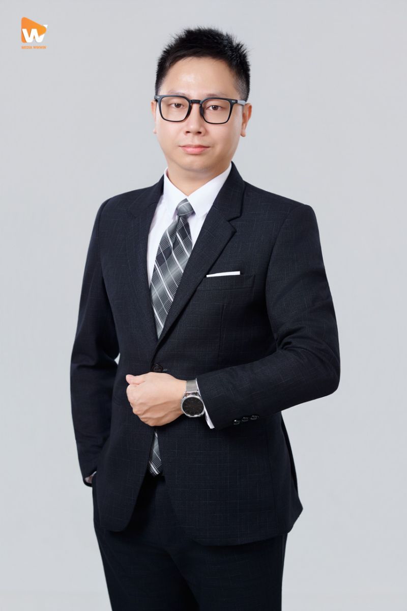 Chân dung công sở cá nhân, nền trơn sáng, bố cục dọc dùng cho CV, chụp ảnh profile cá nhân | Media WinWin
