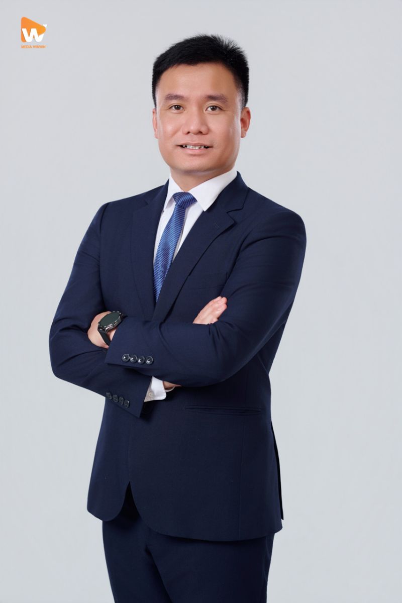 Chân dung profile dùng cho CV và LinkedIn, nam mặc vest, ánh sáng studio chuẩn, giá chụp ảnh profile cá nhân | Media WinWin