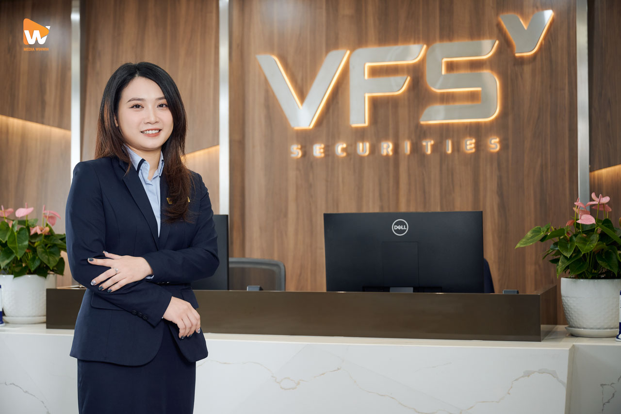 Chân dung lãnh đạo doanh nghiệp chụp tại văn phòng, ánh sáng studio chuyên nghiệp, bao nhiêu ảnh cho một bộ hồ sơ năng lực | Media WinWin