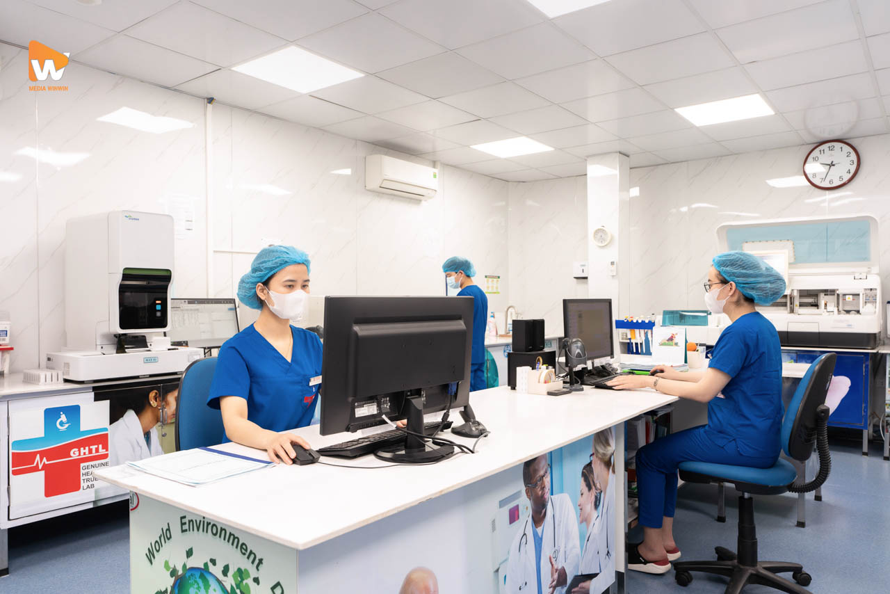 Chân dung chuyên gia y tế sau retouch, chụp ảnh profile công ty y tế GH Medical | Media WinWin