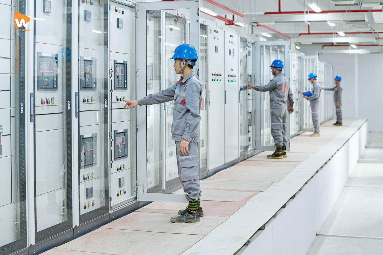 Chân dung kỹ sư công nhân Hợp Lực đứng giữa dây chuyền nhà máy, thành phẩm tiêu biểu, chụp ảnh profile công ty xây dựng tại nhà máy | Media WinWin