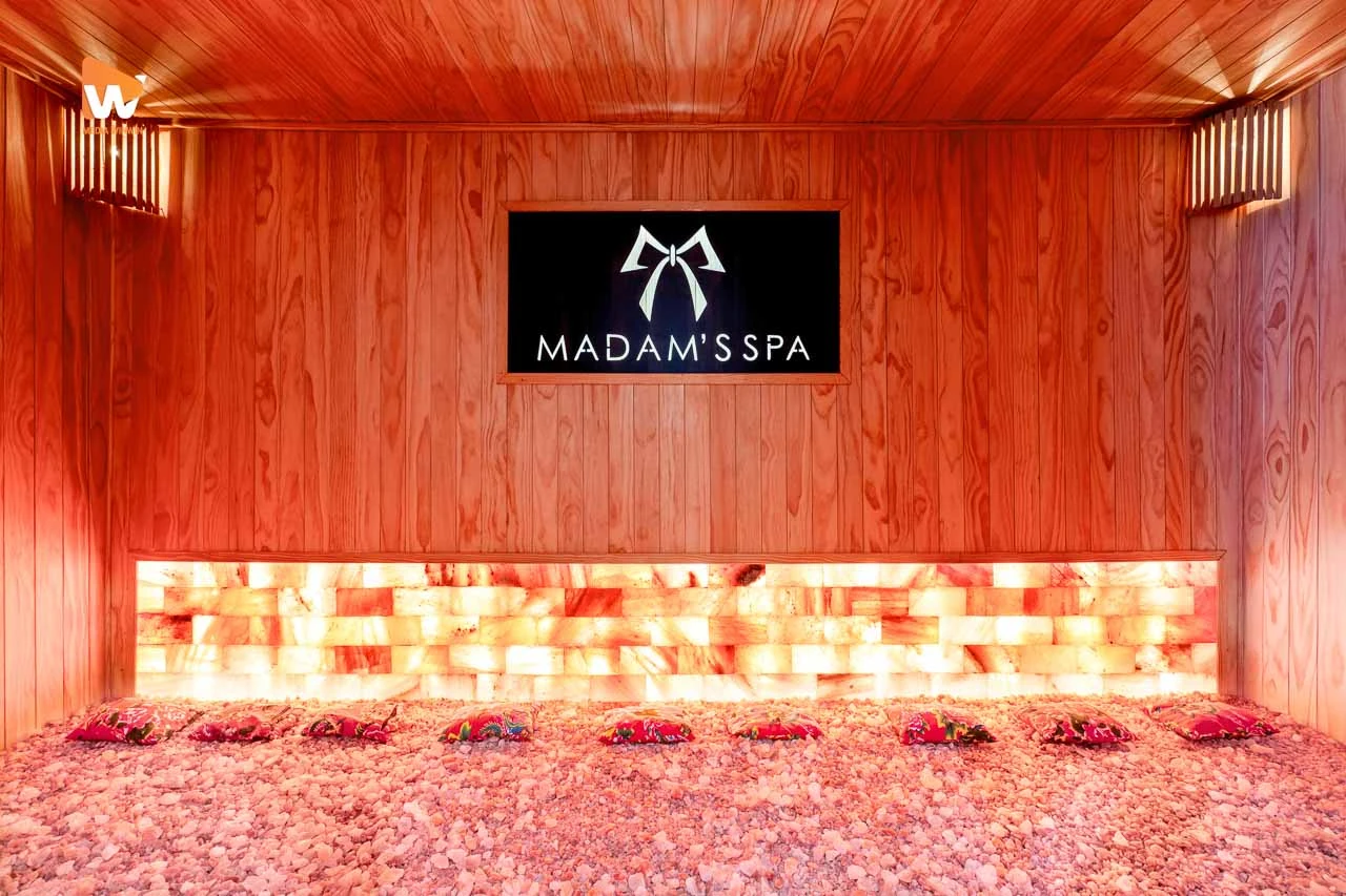 Phòng muối Madam’s Spa với kết cấu gỗ, tường muối có đèn và bề mặt sàn