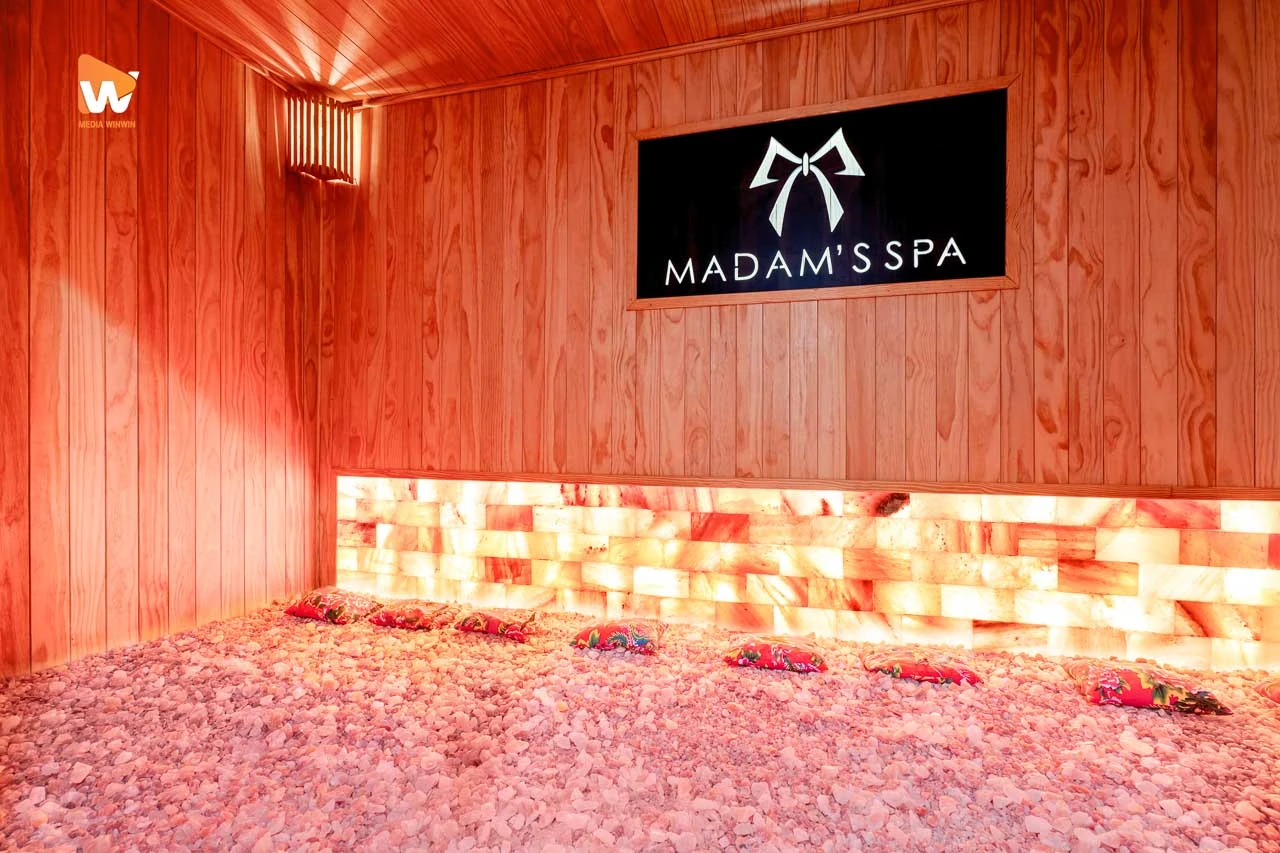 Góc phòng muối Madam’s Spa thể hiện gỗ, tường muối và sàn