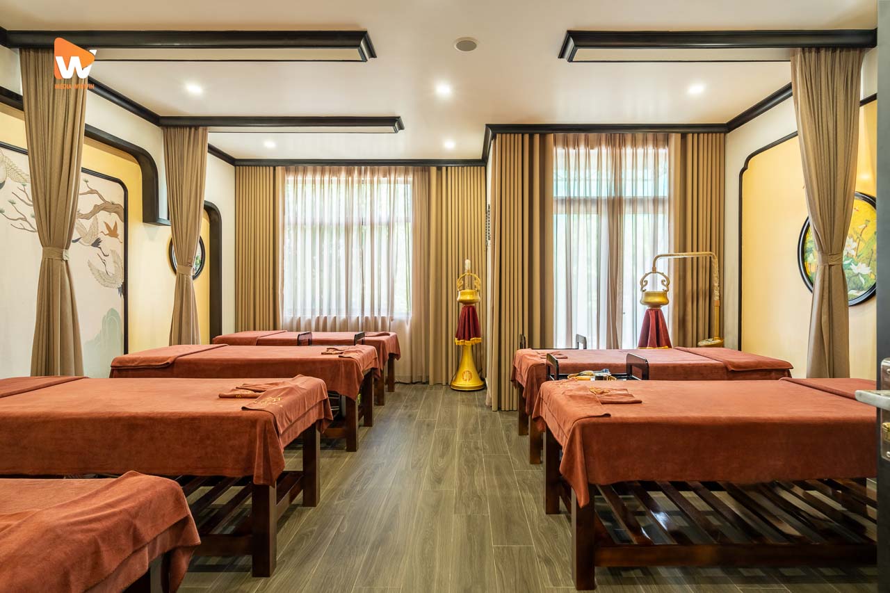 Phòng trị liệu có cửa sổ lấy sáng tại Madam's Spa