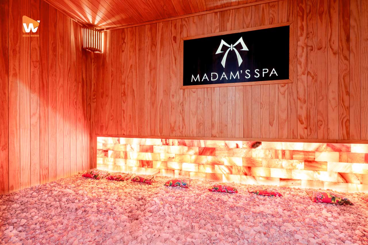 Tường đá muối Himalaya trong phòng xông hơi Madam's Spa