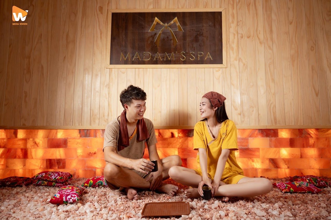 Khách thư giãn trong phòng đá muối Himalaya tại Madam's Spa