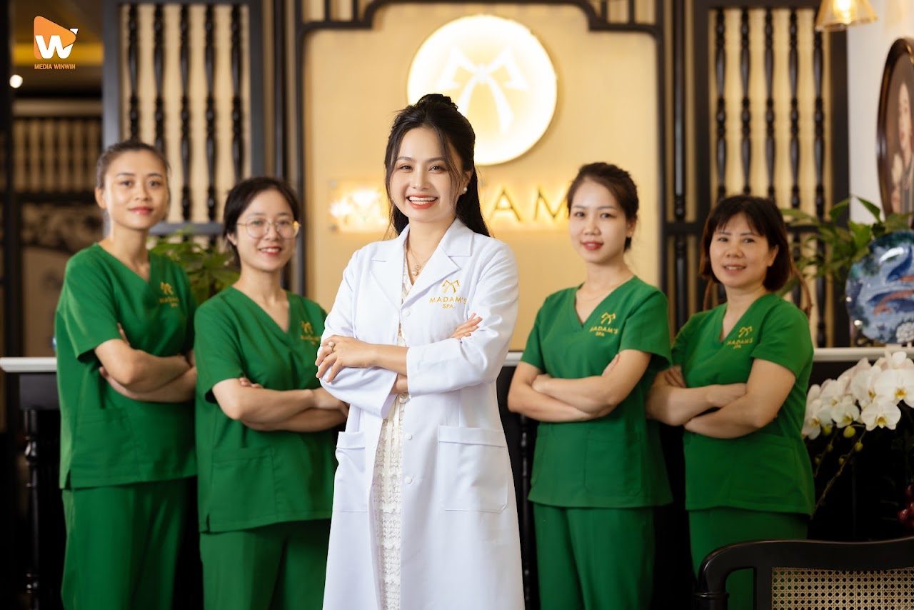 Đội ngũ kỹ thuật viên và quản lý Madam's Spa Hải Phòng