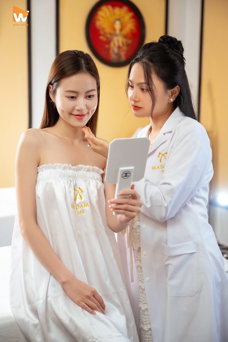 Chuyên viên Madam's Spa soi da và tư vấn cho khách