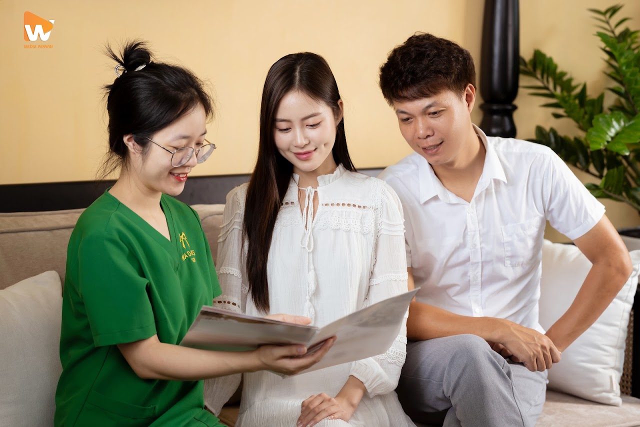 Kỹ thuật viên Madam's Spa tư vấn liệu trình cho khách