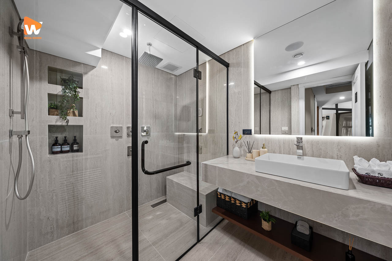 Nhà tắm riêng với buồng kính tại ON Wellness Spa