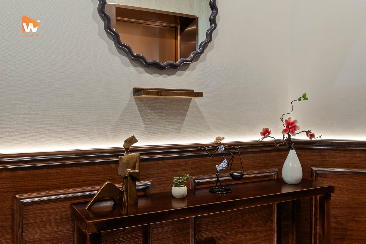 Hành lang ốp gỗ và chi tiết trang trí tại ON Wellness Spa