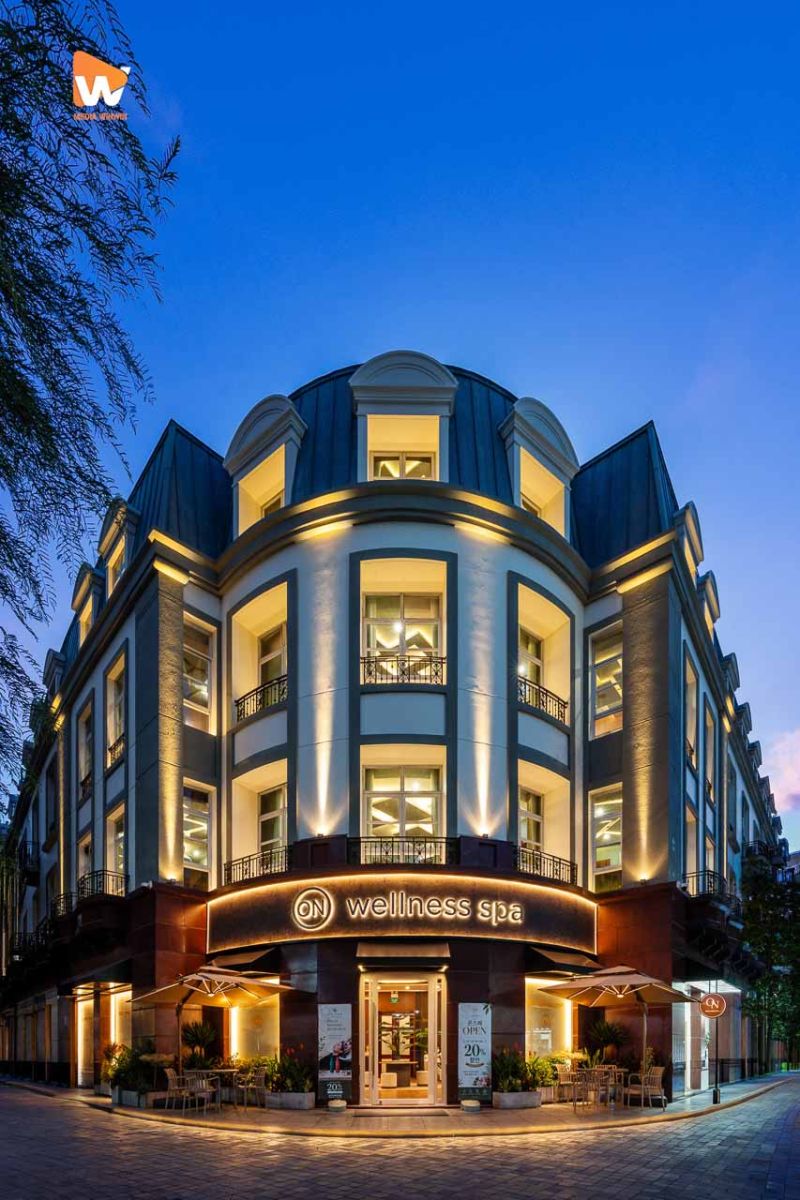 Toà nhà ON Wellness Spa nhìn từ góc ngã ba lúc chạng vạng