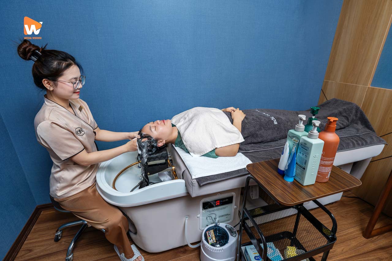 Kỹ thuật viên ON Wellness Spa thực hiện chương trình gội đầu dưỡng sinh