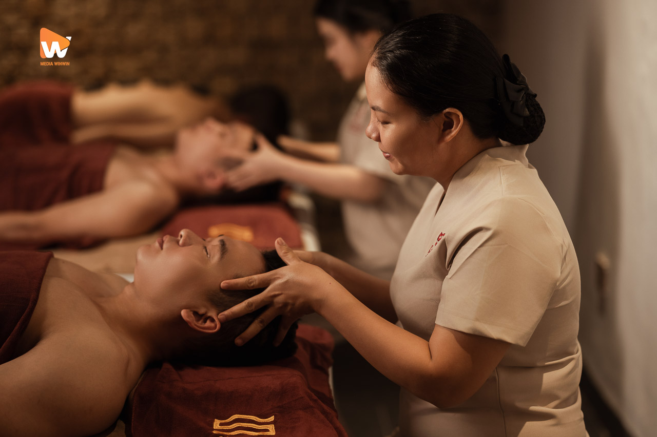 Kỹ thuật viên massage vùng đầu cho khách tại Savillas Spa