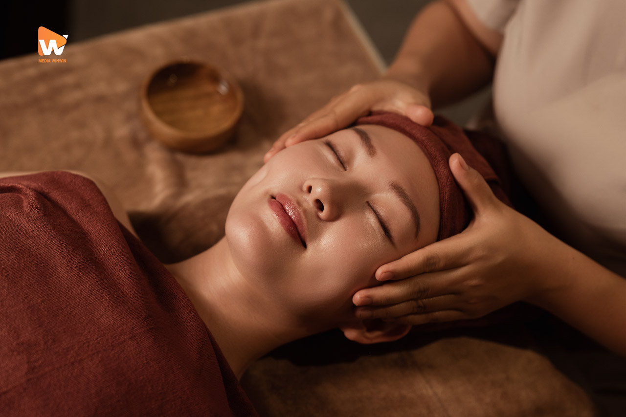 Cận chân dung khách nữ thư giãn trong liệu trình tại Savillas Spa