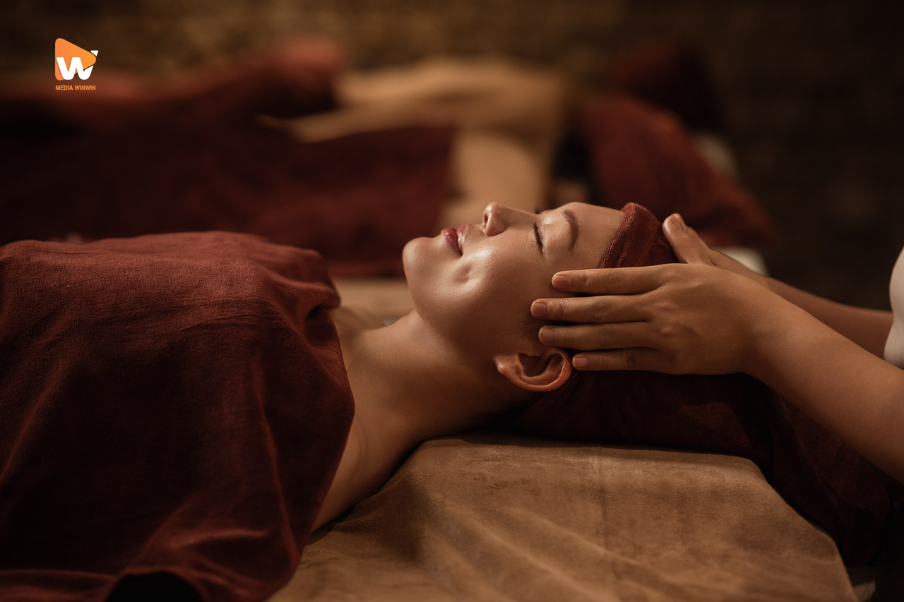 Chăm sóc vùng mặt cho khách nữ tại Savillas Spa & Wellness