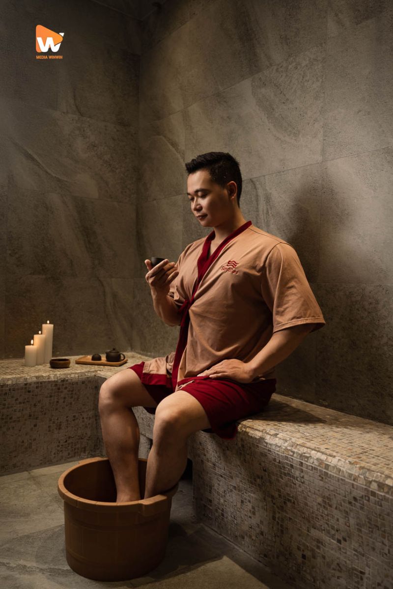 Khách ngâm chân bằng thau gỗ bên bậc đá tại Savillas Spa & Wellness