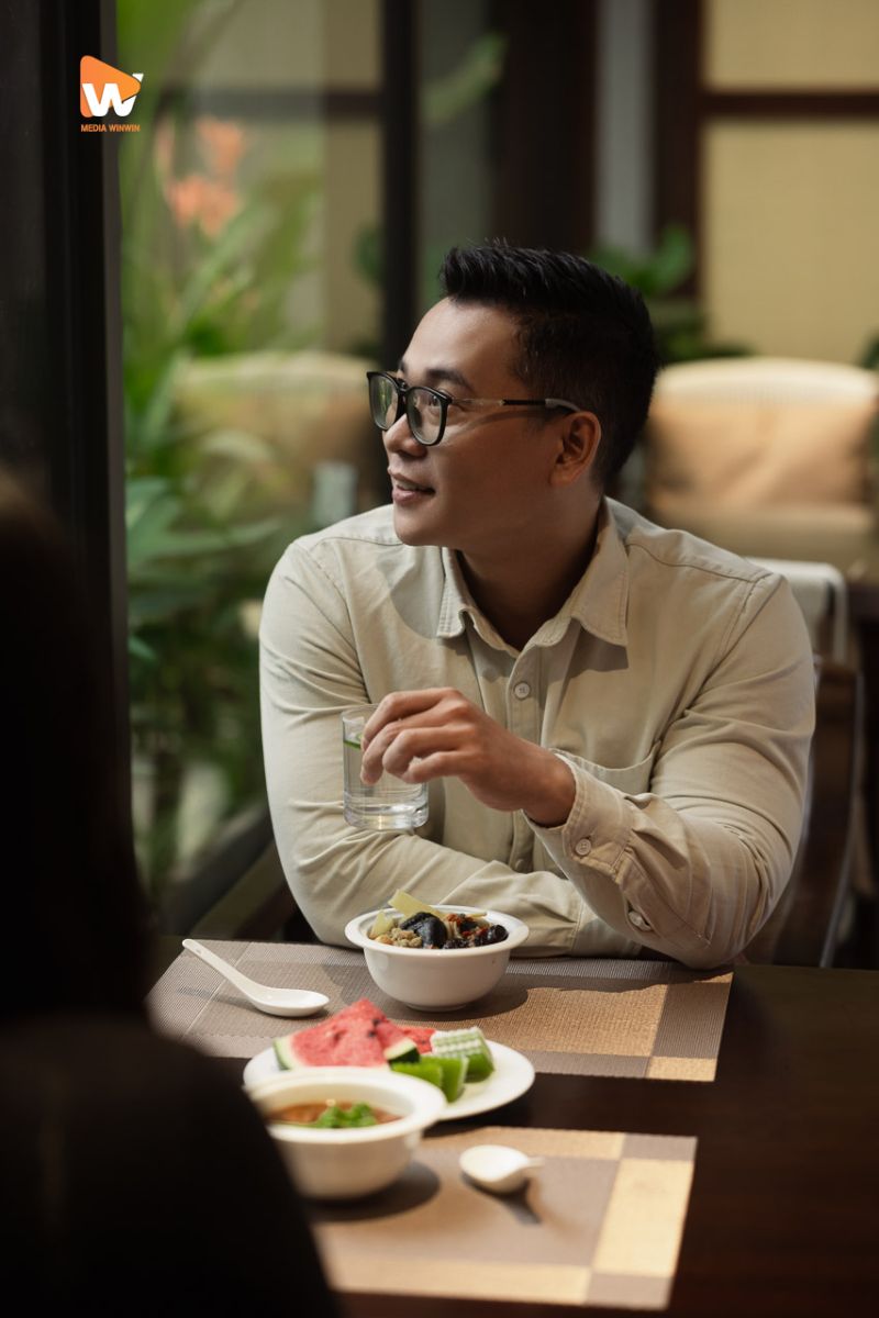 Khách dùng đồ ăn nhẹ tại khu nghỉ của Savillas Spa & Wellness