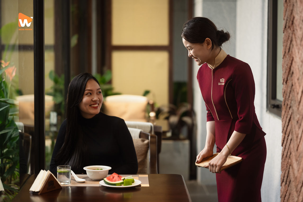 Nhân viên Savillas phục vụ đồ ăn nhẹ sau liệu trình