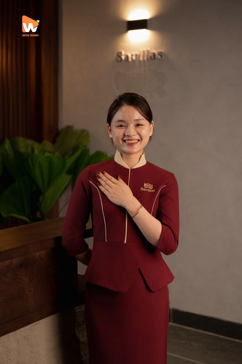 Lễ tân Savillas Spa & Wellness đón khách tại lối vào