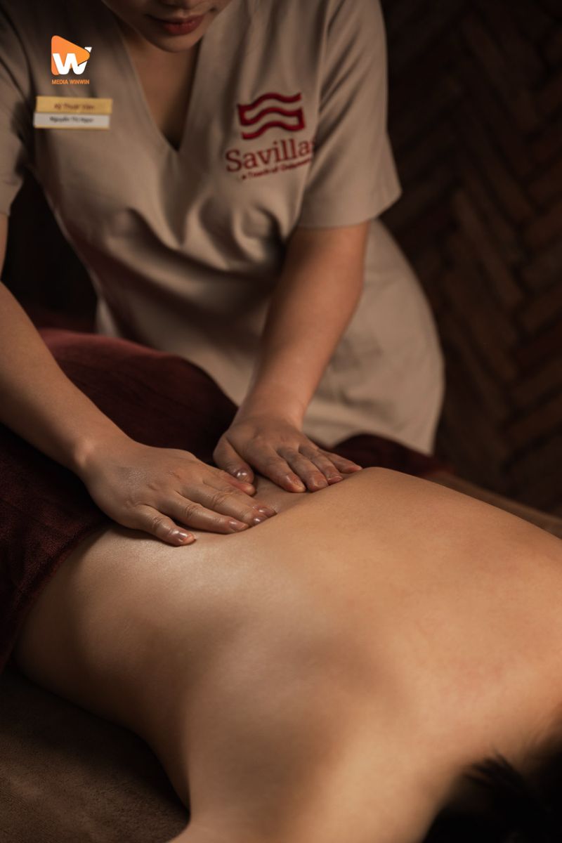 Cận cảnh động tác massage lưng của kỹ thuật viên Savillas