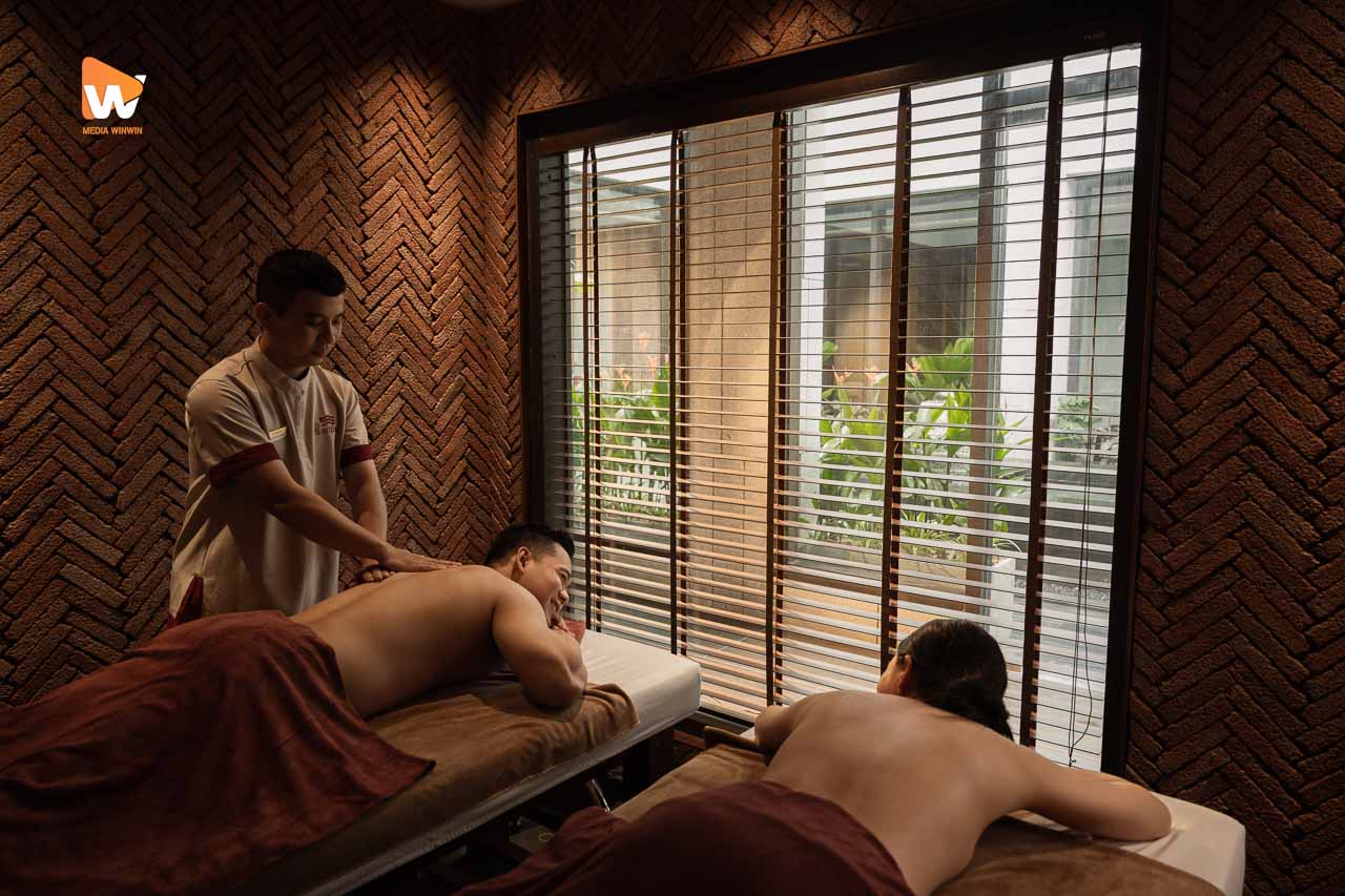 Phòng trị liệu đôi cạnh cửa sổ rèm gỗ tại Savillas Spa & Wellness